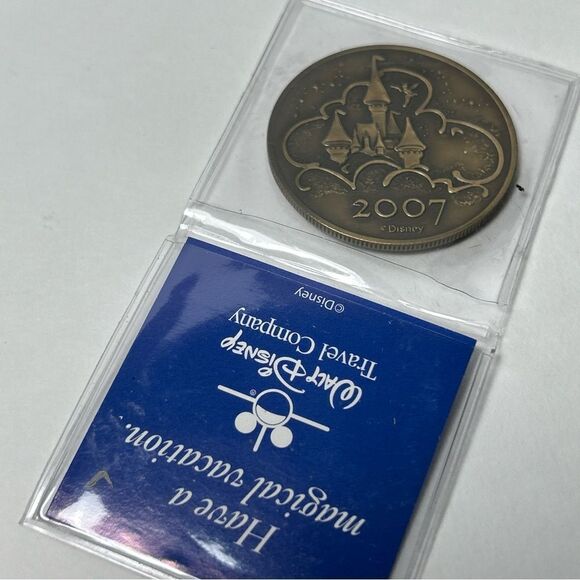New 2007 DISNEYLAND WHERE DREAMS COME TRUE SOUVENIR TOKEN COIN - Picture 3 of 4